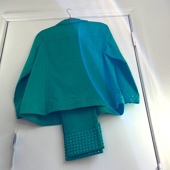 DG2 by DIANE GILMAN VIBRANT GREEN MATCHING JEANS AND JACKET WITH GREEN BUTTONS - Picture 4 of 12